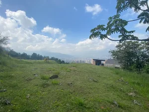 Lote con vista. Biuma en Balsos Medellín
