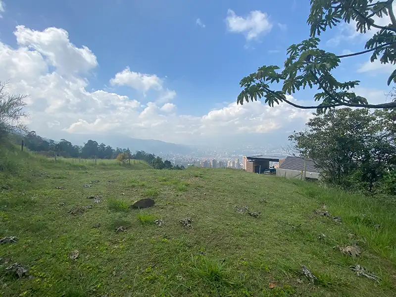 Lote con vista. Biuma en Balsos Medellín